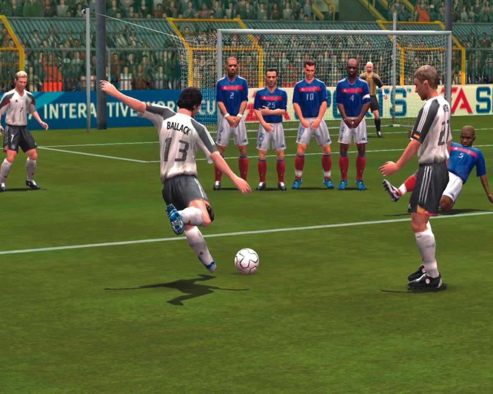 Der Karrieremodus wurde für "FIFA 06" deutlich erweitert. Wer sein Talent eher abseits des Rasens sah, konnte dies im Manager-Modus beweisen. Neu: Die Chemie musste stimmen - denn die Zusammensetzung des Teams wirkte sich auf die Stärke der Truppe aus. (Bild: EA)