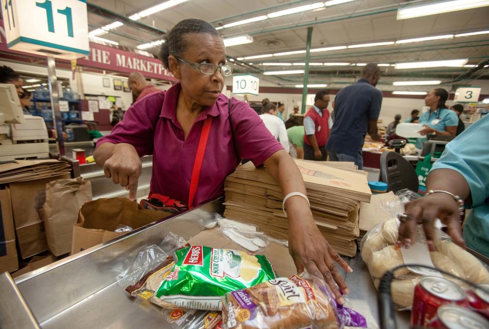 Shoppers stock up on groceries as they prepare for the arrival of Hurricane Gonzalo in Hamilton, October 16, 2014. (REUTERS/Nicola Muirhead)