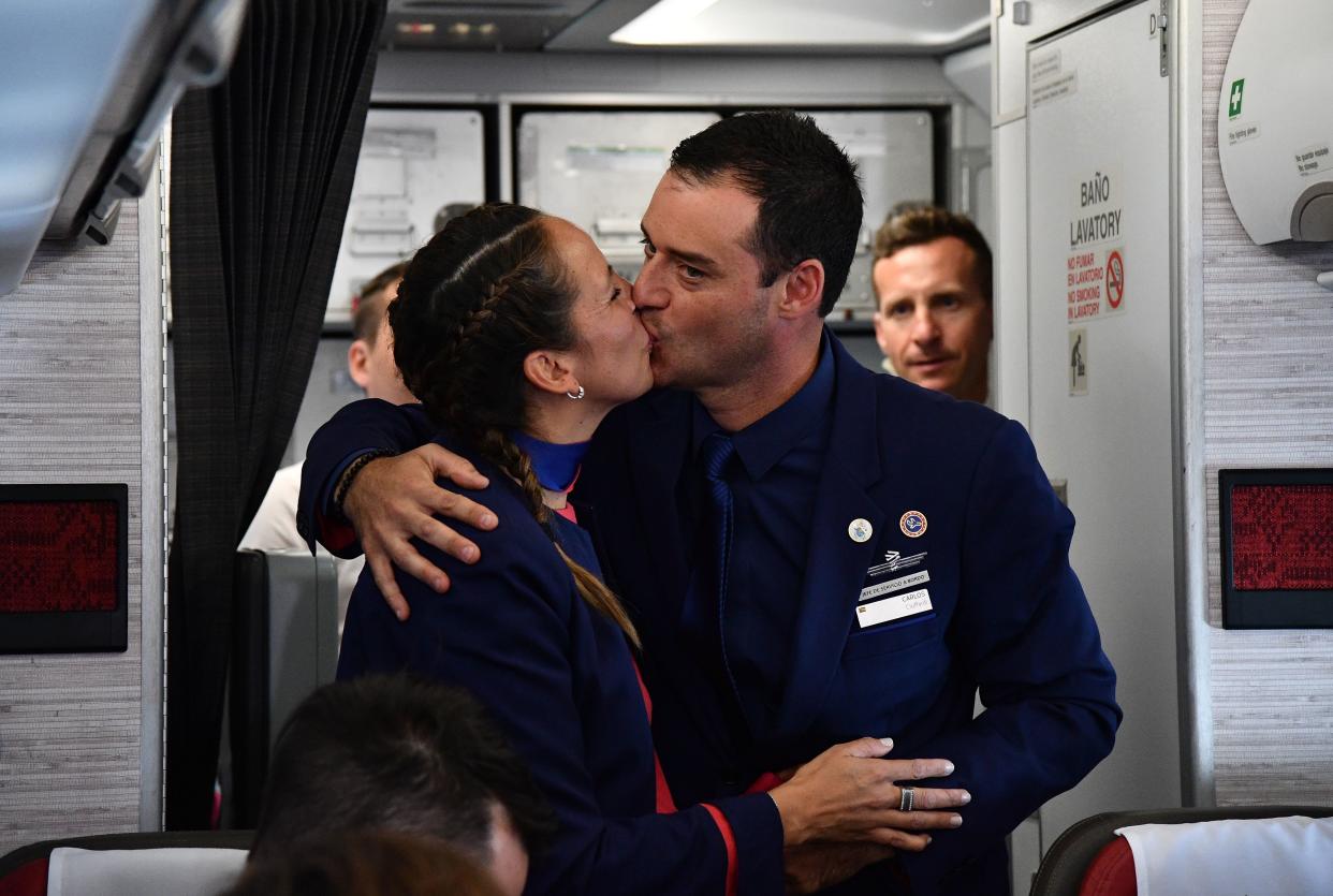 Crew members Paula Podest and Carlos Ciufffardi kiss after being married by Pope Francis during the flight between Santiago and the northern city of Iquique on January 18, 2018.&nbsp; (Photo: VINCENZO PINTO via Getty Images)