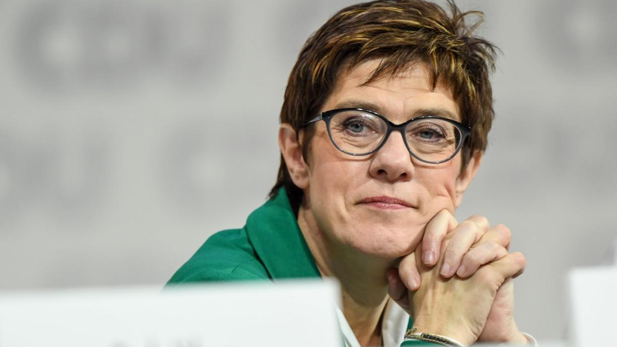 Annegret Kramp-Karrenbauer ist neue CDU-Vorsitzende - sowie sie und ihre Vorgängerin Bundeskanzlerin Angela Merkel es letztlich wohl geplant hatten. Foto: Rainer Jensen