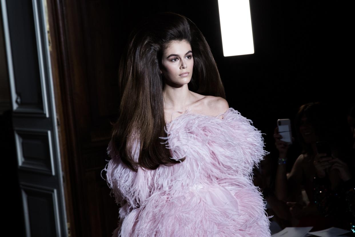 Kaia Gerber mit Mega-Frisur auf der Pariser Haute-Couture-Show von Valentino. (Bild: Getty Images)