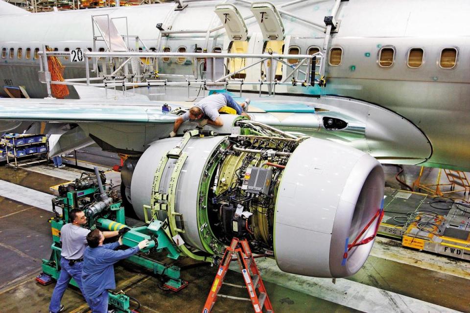圖為與總統行政專機同款的波音737-800客機正在進行發動機維修保養，其中含有發電機。（東方IC）