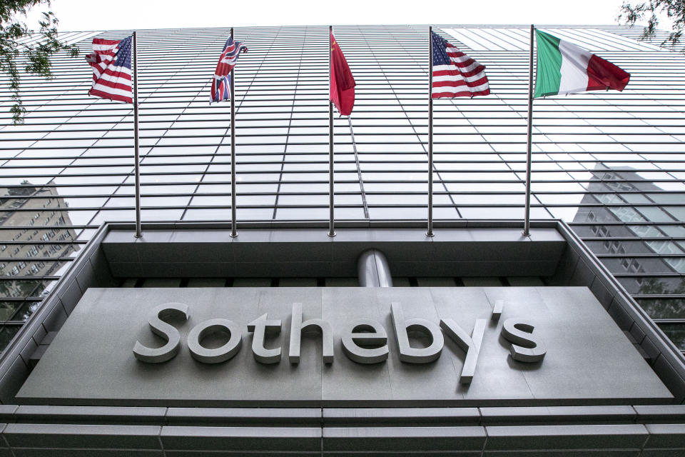 Banderas frente a la casa de subastas Sotheby's en Nueva York, el lunes 17 de junio de 2019. BidFair USA compró a Sotheby's para volverla una empresa privada en un acuerdo por 3.700 millones de dólares. (Foto AP/Richard Drew)