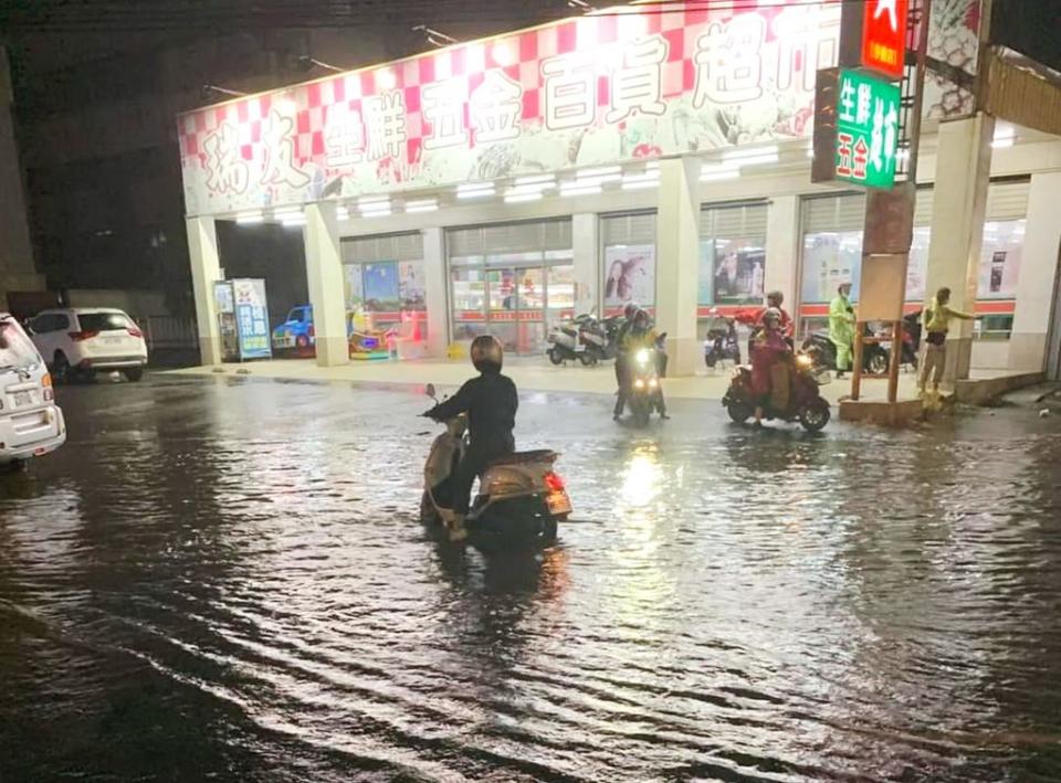 台中海線地區天氣不穩定，三日晚間強降雨，沙鹿區鎮南路與南斗路段淹水。（記者陳金龍翻攝）