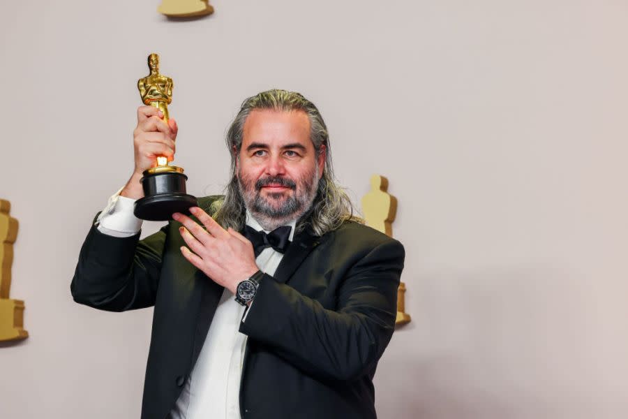 Hollywood, CA – March 10: Hoyte van Hoytema, winner of the Best Cinematography award for “Oppenheimer” in the deadline room at the 96th Annual Academy Awards at the Dolby Theatre at Hollywood & Highland Center in Hollywood, CA, Sunday, March 10, 2024. (Dania Maxwell / Los Angeles Times via Getty Images)