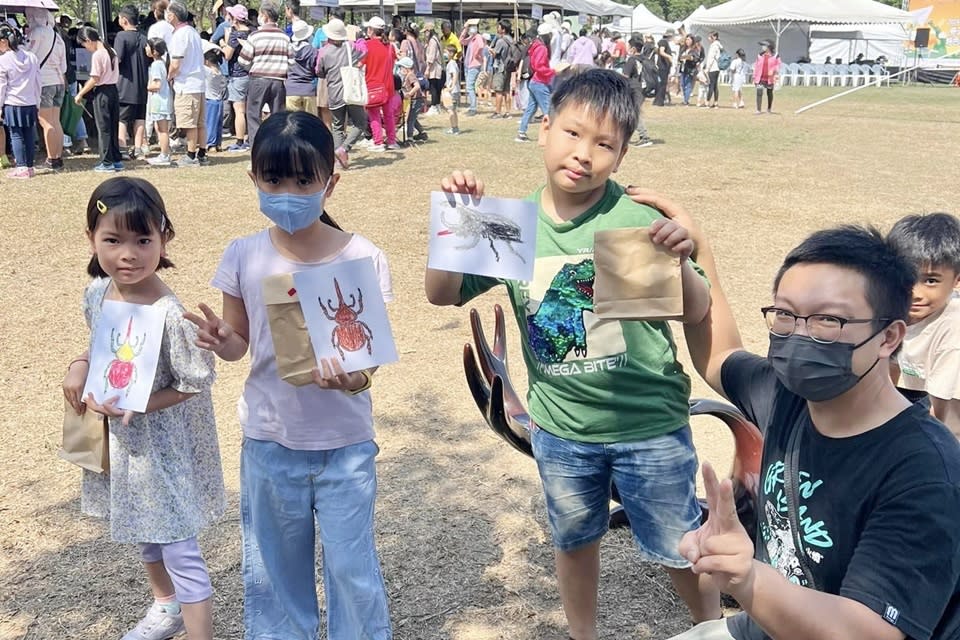 從小熱愛甲蟲的林紀安至今已飼養出上千隻各類甲蟲，為與更多人分享甲蟲之美，去年創立工作室，並經常受邀參與環境教育推廣活動，帶著小朋友探索昆蟲的奧妙，親近大自然。