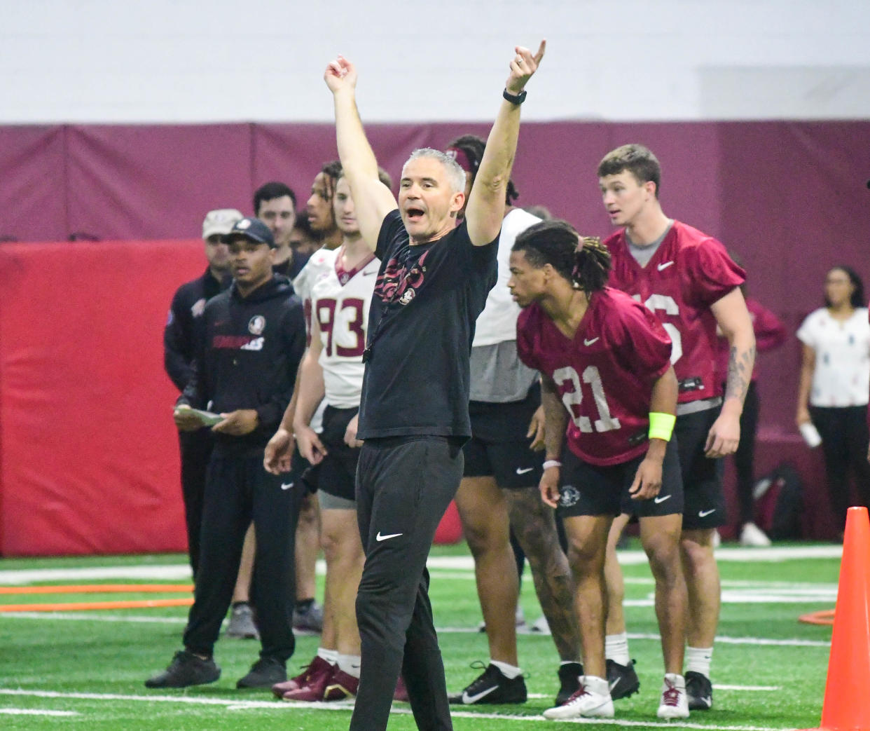 El entrenador en jefe de fútbol de la Universidad Estatal de Florida, Mike Norvell, instruye a sus jugadores durante el último entrenamiento de invierno del Tour of Duty antes de la práctica de primavera de 2024, el jueves 7 de marzo de 2024.