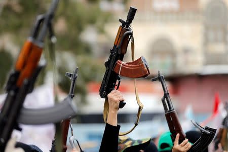 Women loyal to the Houthi movement hold up rifles as they take part in a parade to show support for the movement in Sanaa, Yemen September 6, 2016. REUTERS/Khaled Abdullah