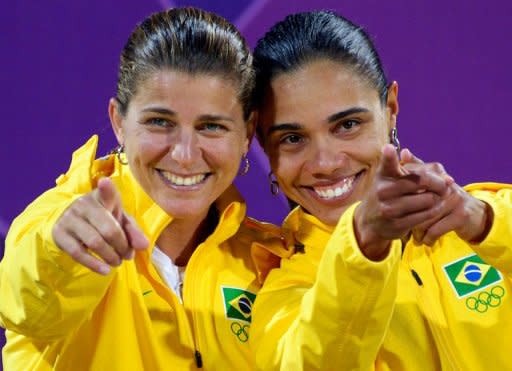 La pareja brasileña de vóley playa, Larissa Franca (I) y Juliana Silva celebra su bronce este miércoles en Londres. Latinoamérica continuó sumando y asegurando medallas este miércoles en unos Juegos Olímpicos donde no ha parado de recibir alegrías, pese a decepciones puntuales como la vivida por la estrella de su atletismo, el cubano Dayron Robles, lesionado en los 110 metros vallas. (AFP | daniel garcia)