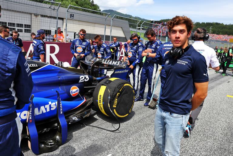 Franco Colapinto junto al auto de Alexander Albon en la grilla de Spielberg, en Austria; el argentino manejará este viernes el modelo FW46 de Williams en la primera práctica del Gran Premio de Gran Bretaña.