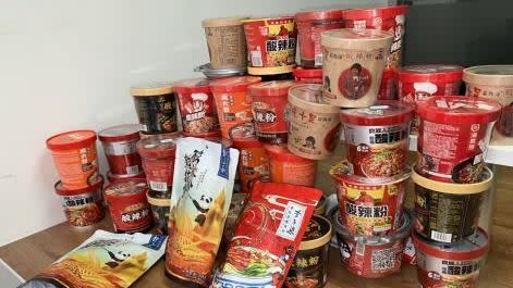 中國食安網的315特別報導實測了市售的十款酸辣粉，有驚人發現。（圖／翻攝自315特別報導）