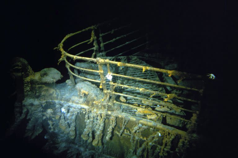 En esta imagen facilitada por la Institución Oceanográfica Woods Hole, un vehículo submarino a distancia examina una ventana abierta del Titanic a 3,8 kilómetros bajo la superficie del océano, a 640 kilómetros de la costa de Terranova, Canadá, en 1986.