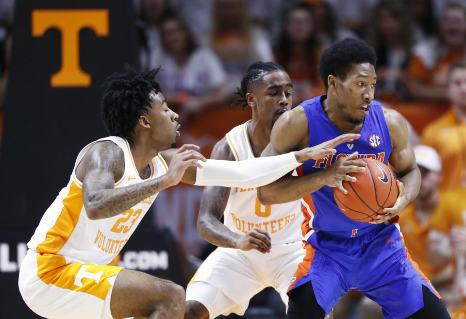 Florida guard KeVaughn Allen, right, is pressured by Tennessee guards Jordan Bowden (23) and Jordan Bone (0) during the first half of an NCAA college basketball game, Saturday, Feb. 9, 2019, in Knoxville, Tenn. (AP photo/Wade Payne)