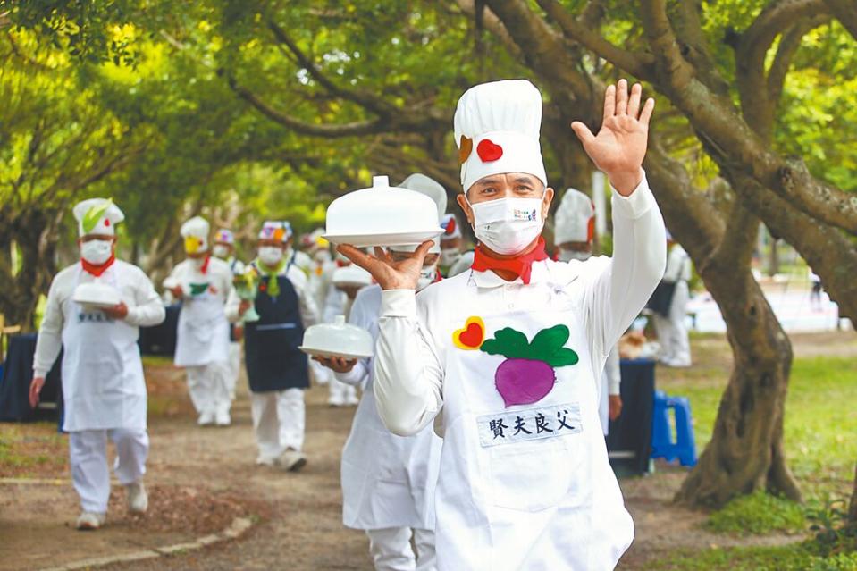 促成消費綠色轉型，可教導民眾吃天然、當季的原型食材，從「綠色飲食」做起。圖為今年地球日「響綠生活蔬食無痕家庭日」活動，料理達人在現場推廣吃素食。圖／本報資料照片