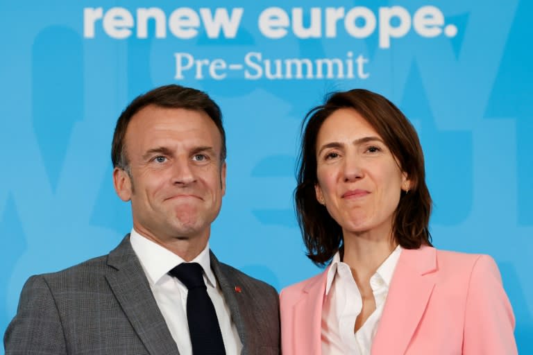 Le président Emmanuel Macron et la tête de liste du camp présidentiel aux européennes, Valérie Hayer, le 17 avril 2024 à Bruxelles (Ludovic MARIN)