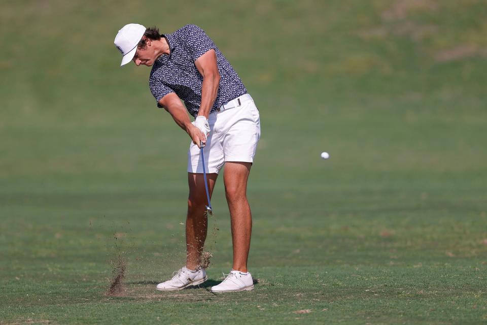 Bo Burton de Edmond North High School golpea desde la calle 9 durante la ronda 2 del Campeonato Estatal de Golf 6A Boys en Bailey Ranch Golf Glub el lunes 8 de mayo de 2023 en Owasso, Ok. 