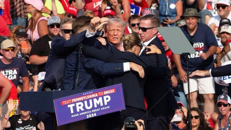 Trump es resguardado por agentes del Servicio Secreto