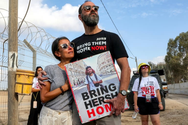 Jonathan Polin and Rachel Goldberg, parents of Hersh Goldberg-Polin, during a demonstration near Kibbutz Nirim in southern Israel on August 29, 2024 (JACK GUEZ)