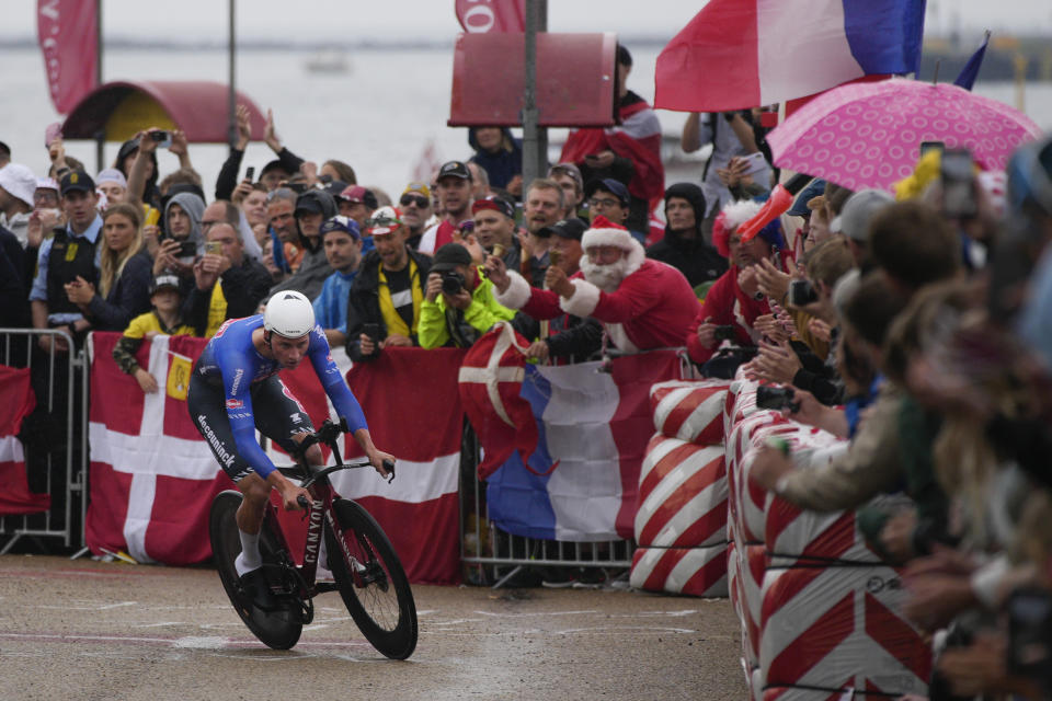 El holandés Mathieu van der Poel durante la primera etapa del Tour de Francia, en Copenhague, Dinamarca, el viernes 1 de julio de 2022. (AP Foto/Daniel Cole)