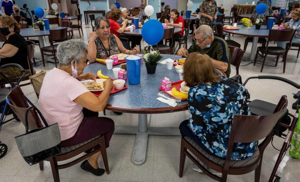 Los residentes del Carroll Manor Senior Center, 3667 South Miami Ave., disfrutan del almuerzo en el comedor al reabrir el 25 de mayo de 2021, después de estar cerrado durante la pandemia. Forma parte de la cadena de nutrición de La Pequeña Habana. El gobernador Ron DeSantis vetó un proyecto de $1 millón para la cadena del presupuesto estatal 2022-23.