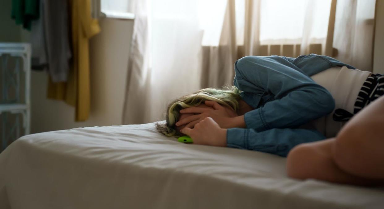 <a href="https://www.shutterstock.com/es/image-photo/upset-teen-girl-on-bed-phone-2252706743" rel="nofollow noopener" target="_blank" data-ylk="slk:Shutterstock / M-Production;elm:context_link;itc:0;sec:content-canvas" class="link ">Shutterstock / M-Production</a>