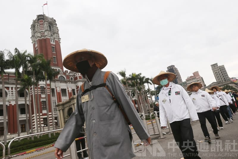 人民作主教育基金會「落實民主、補正公投法」行動8日下午登場，群眾從二二八和平公園集結出發，繞行總統府表達補正公投法訴求。(資料照片)