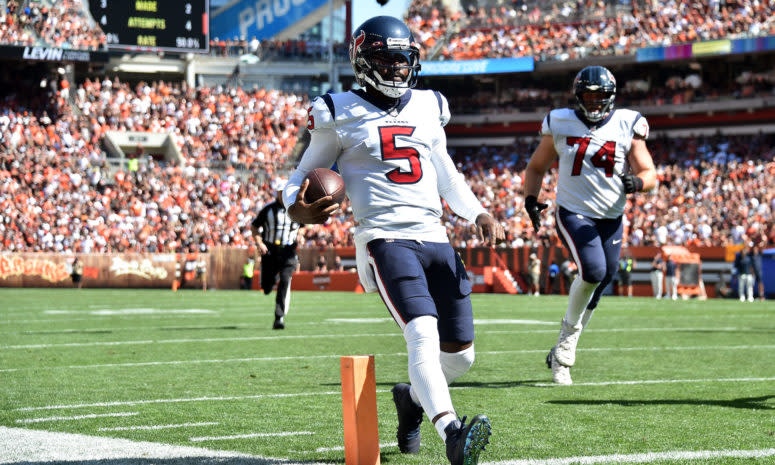 Tyrod Taylor runs the ball into the endzone.