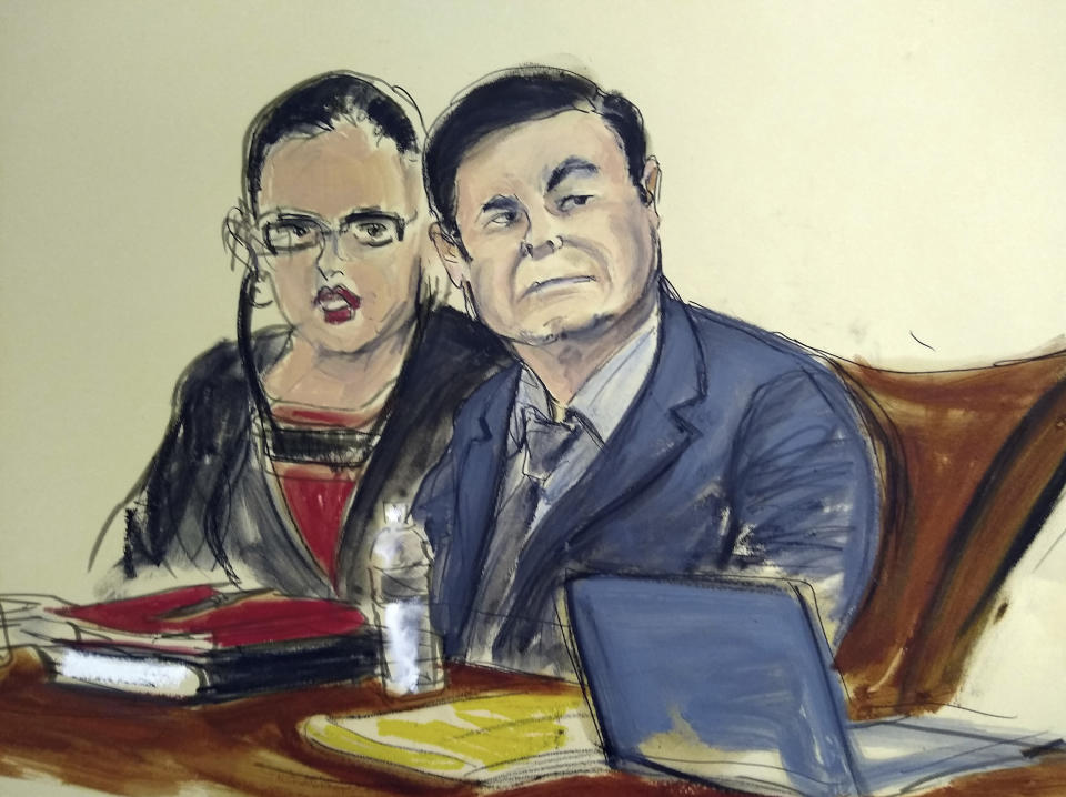 ARCHIVO - Este boceto corresponde a una escena en la corte en la que el jefe narcotraficante mexicano Joaquín “El Chapo” Guzmán, aparece sentado en la mesa de la defensa con su intérprete, el lunes 4 de febrero de 2019, durante su juicio en Nueva York. (Elizabeth Williams vía AP, Archivo)