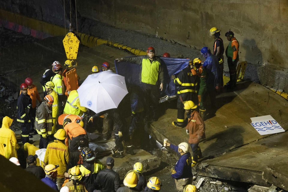 Equipos de rescate trabajan en el lugar donde se derrumbó un muro en la entrada de un túnel en Santo Domingo, República Dominicana, el sábado 18 de noviembre de 2023. Según la Defensa Civil, al menos 9 personas murieron cuando el muro se derrumbó debido a las fuertes lluvias. (Foto AP/Eddy Vittini)