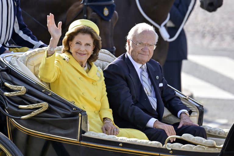El cortejo con el rey Carlos XVI Gustavo de Suecia, a la derecha, y la reina Silvia es conducido por el centro de Estocolmo, Suecia, el sábado 16 de septiembre de 2023
