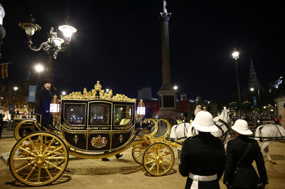 英國國王查爾斯三世與王后卡蜜拉將乘坐皇家馬車Diamond Jubilee State Coach，從白金漢宮前往西敏寺。（REUTERS/Henry Nicholls）