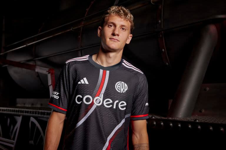 Facundo Colidio luce la camiseta que estrenará River ante Huracán