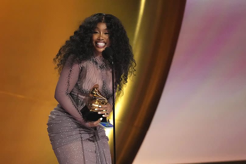 SZA accepte le prix de la meilleure chanson R&B pour "Snooze" lors de la 66ème édition des Grammy Awards en février.