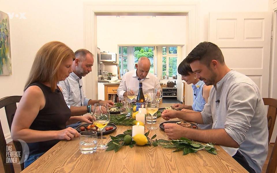 Pata-Negra-Schwein und Risotto stehen als Hauptgang auf dem Tisch, von links: Sandra, Oliver, Gastgeber Alexander, Johanna und Lars.
 (Bild: RTL)