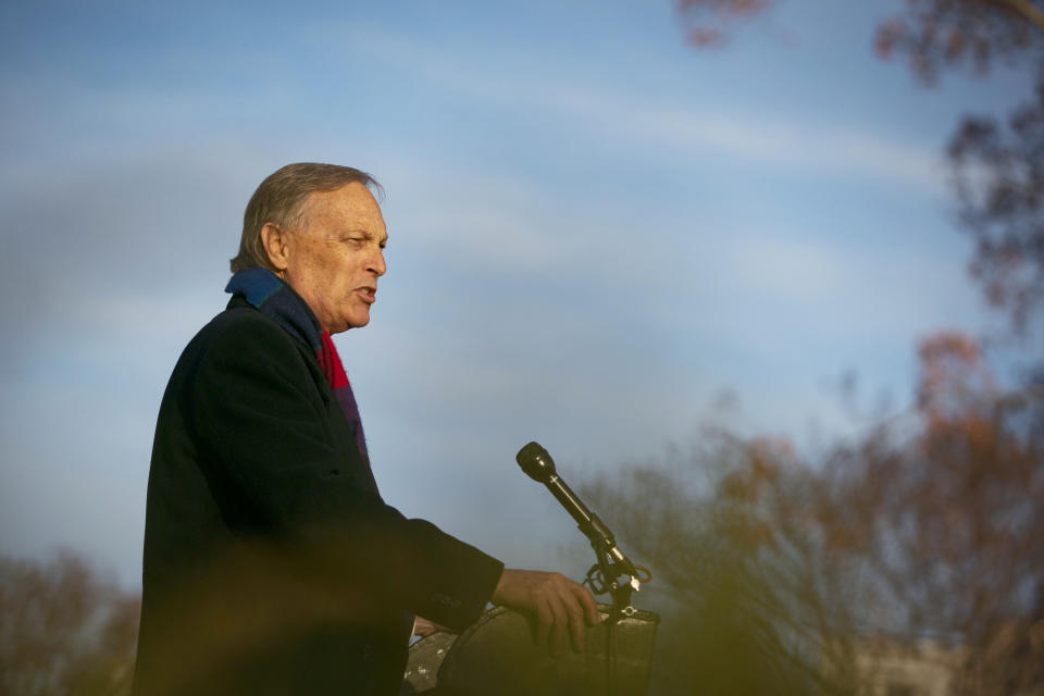 El representante Andy Biggs (republicano de Arizona), quien estuvo vinculado con la campaña "Paren el robo" que buscaba respaldar el esfuerzo del entonces presidente Donald Trump para anular el resultado de las elecciones, durante una conferencia de prensa en el Capitolio en Washington, el 3 de diciembre de 2020. (Al Drago/The New York Times).