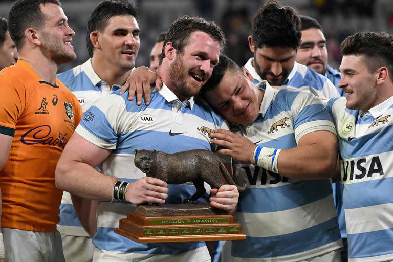 Julián Montoya celebra con sus compañeros luego del triunfo