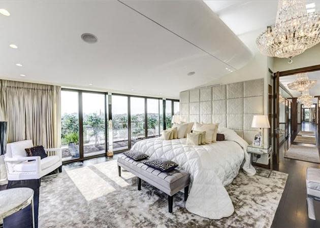 Das Penthouse nimmt die gesamte oberste Etage des "Petersham House" in South Kensington ein. Die drei Schlafzimmer können je mit einem angegliederten Bade- sowie Ankleidezimmer aufwarten.