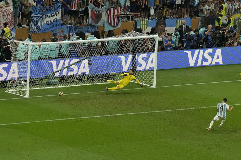 El remate de Montiel va hacia un lado, el arquero francés Lloris al otro: el momento de la definición en Qatar 2022 