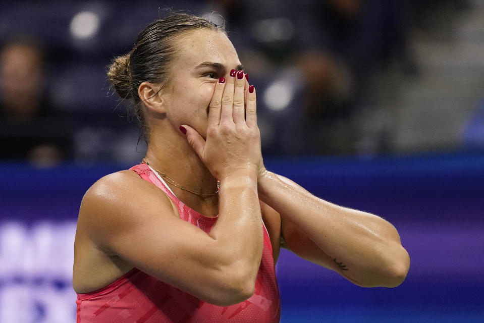 La bielorrusa Aryna Sabalenka festeja durante el desempate ante la local Madison Keys, en la semifinal del US Open, el viernes 8 de septiembre de 2023 (AP Foto/Charles Krupa)