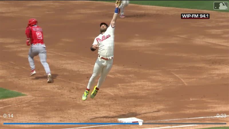 大谷翔平內野高彈跳，哈波（Bryce Harper）秀美技製造雙殺。（圖／翻攝自MLB官網）