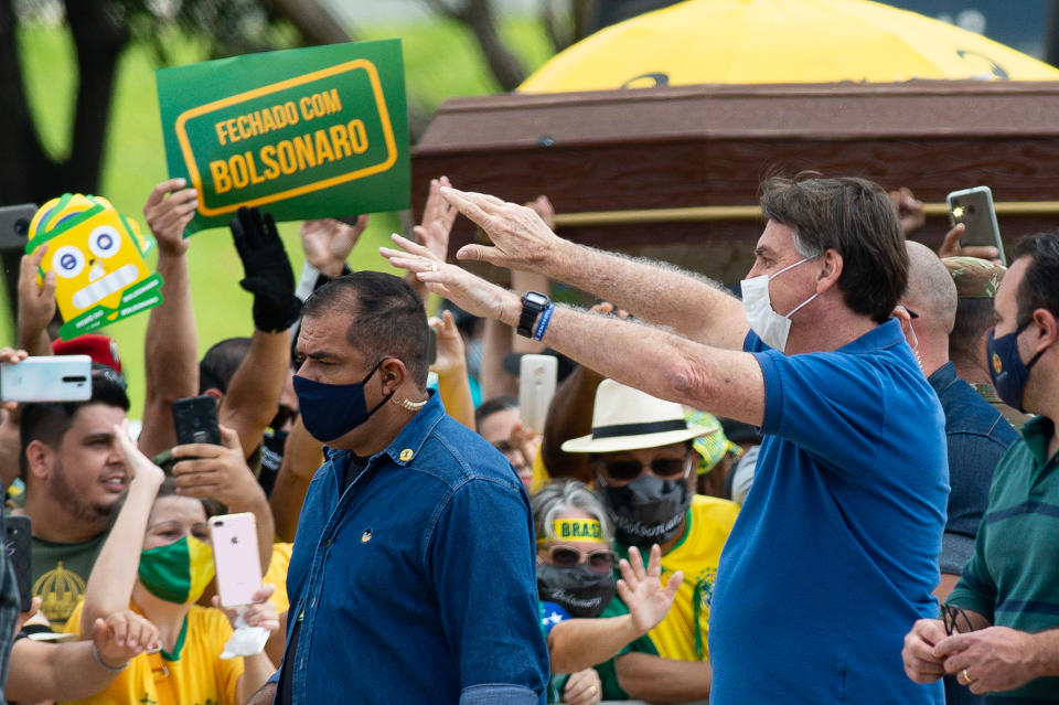 El presidente brasilero Jair Bolsonaro participa en una protesta contra el Congreso Nacional y la Corte Suprema en medio de la pandemia de coronavirus en el Palacio de Planalto, en Brasilia, el 17 de mayo de 2020. Bolsonaro se ha opuesto abiertamente a las medidas de distanciamiento social, incluso ahora que los casos de coronavirus y las muertes relacionadas con el virus se han disparado en todo Brasil (Andressa Anholete / Getty Images).