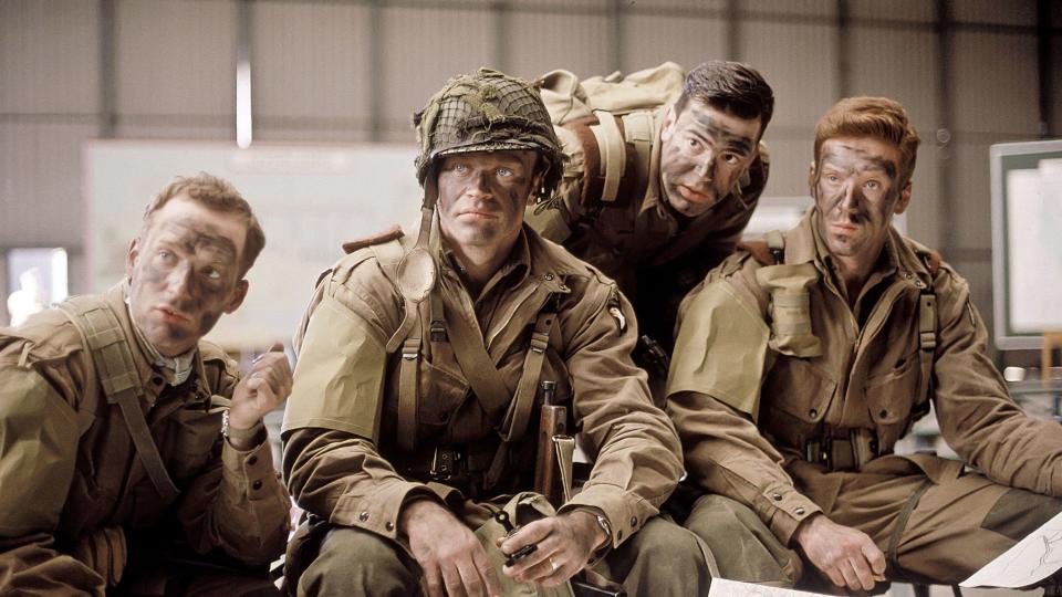 LIBRARY.  USA. Damian Lewis, Ron Livingston, Neal McDonough, and Rick Warden in ©HBO mini series: Band of Brothers  (2001). Plot: The story of Easy Company of the U.S. Army 101st Airborne Division, and their mission in World War II Europe, from Operation Overlord, through V-J Day.  Ref: LMK106-J6705-040820 Supplied by LMKMEDIA. Editorial Only. Landmark Media is not the copyright owner of these Film or TV stills but provides a service only for recognised Media outlets. pictures@lmkmedia.com