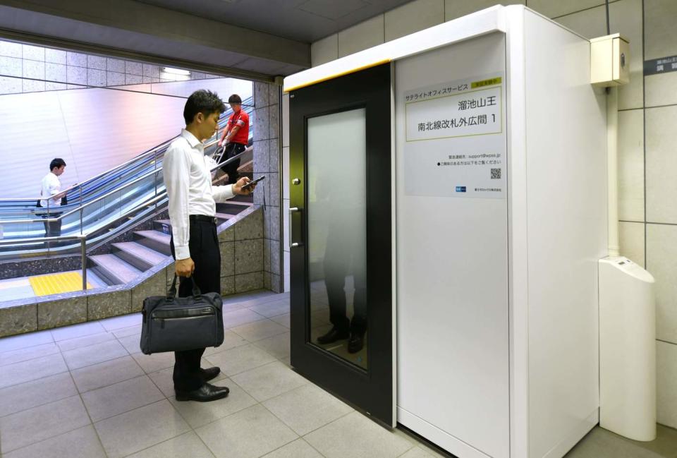 <p>In questa foto scattata il 3 luglio 2018 un dipendente della multinazionale Fuji Xerox attende di poter utilizzare questo cubicolo come ufficio temporaneo. Tale cubicolo, che si trova nlla metropolitana di Tokyo, è stato prenotato: mossa intelligente, visto che c’è tantissima domanda.<br> (Photo by Kazuhiro NOGI / AFP) </p>