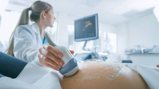 Many hospitals in the Montreal area are now experiencing the shortage of obstetric nurses that regions have felt for months. (Getty Images/istockphoto - image credit)
