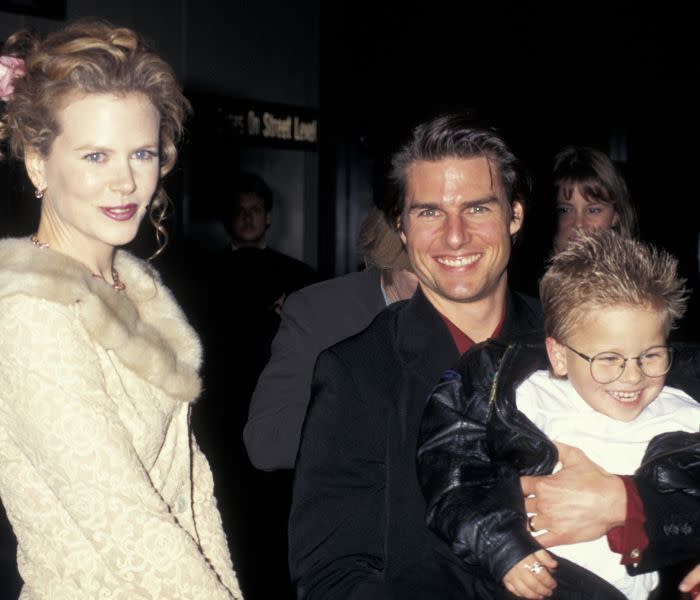 Nicole Kidman y Tom Cruise con Jonathan Lipnicki en brazos