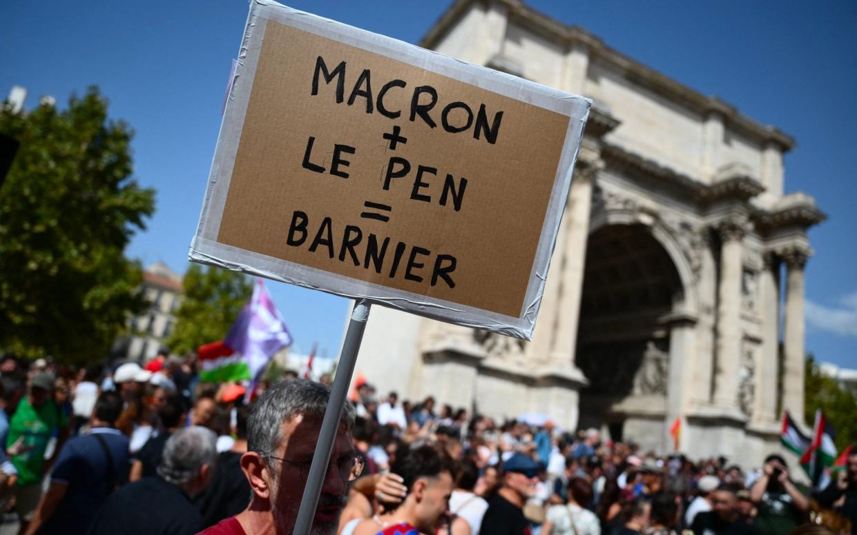 'Macron + Le Pen = Barnier' placard