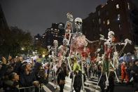 Juerguistas participan en el desfile de Halloween del Greenwich Village en Nueva York, el 31 de octubre del 2019. (AP Foto/Frank Franklin II, Archivo)