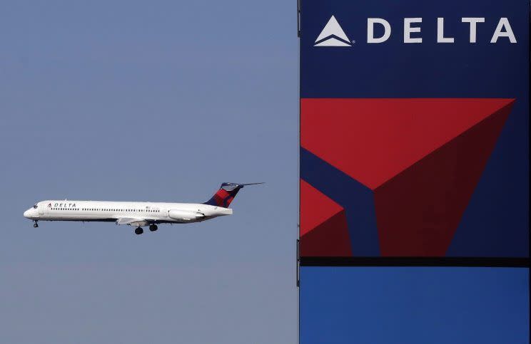 El sábado 6 de abril de 2013 (foto de archivo) un avión de Delta Airlines pasa volando al lado de un cartel de la empresa situado en el estadio Citi Field de Nueva York (AP Photo/Mark Lennihan, archivo).