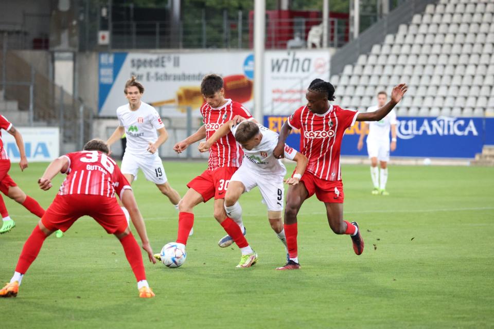 Fußballspieler des FC Freiburg machen mit ihrem Verein jetzt Werbung für Cazoo. - Copyright: picture alliance / johapress | Joachim Hahne