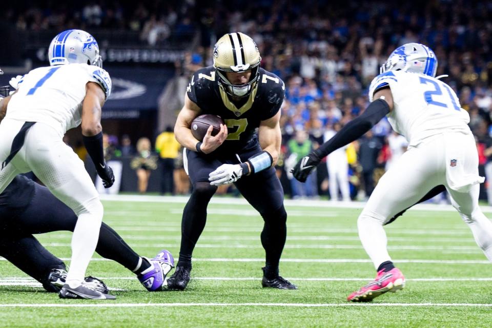 Dec 3, 2023; New Orleans, Louisiana, USA; New Orleans Saints quarterback <a class="link " href="https://sports.yahoo.com/nfl/players/30614/" data-i13n="sec:content-canvas;subsec:anchor_text;elm:context_link" data-ylk="slk:Taysom Hill;sec:content-canvas;subsec:anchor_text;elm:context_link;itc:0">Taysom Hill</a> (7) run against <a class="link " href="https://sports.yahoo.com/nfl/teams/detroit/" data-i13n="sec:content-canvas;subsec:anchor_text;elm:context_link" data-ylk="slk:Detroit Lions;sec:content-canvas;subsec:anchor_text;elm:context_link;itc:0">Detroit Lions</a> safety Tracy Walker III (21) and cornerback <a class="link " href="https://sports.yahoo.com/nfl/players/30207/" data-i13n="sec:content-canvas;subsec:anchor_text;elm:context_link" data-ylk="slk:Cameron Sutton;sec:content-canvas;subsec:anchor_text;elm:context_link;itc:0">Cameron Sutton</a> (1) during the second half at the Caesars Superdome. Mandatory Credit: Stephen Lew-USA TODAY Sports